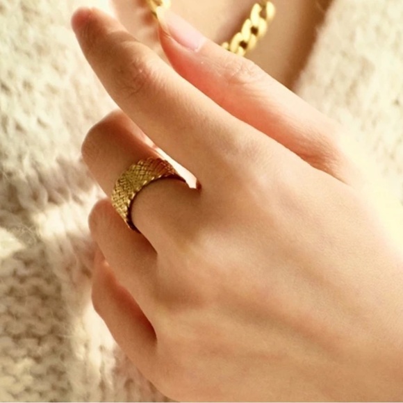 Gorgeous Gold Woven Textured Band Ring - Picture 2 of 7